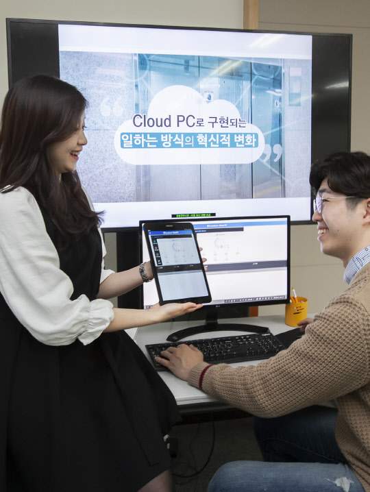 SK브로드밴드가 글로벌 경쟁력을 갖춘'Cloud PC 서비스'를 본격 상용화한다고 6일 밝혔다.  Cloud PC 서비스는 개인이 PC를 사용할 때 필요한 다수의 컴퓨팅 자원을 중앙의 클라우드 서버에 가상화 기술을 적용해 저장하고 개인화된 컴퓨팅 환경에서 이용할 수 있는 서비스이다. 모델들이 Cloud PC 서비스를 선보이고 있다.   연합뉴스